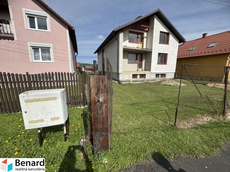 A family house in Plavnica with a garden, next to the gas box on the grassy area.