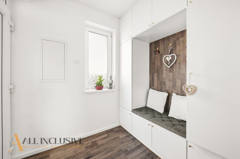An oasis of relaxation with a wooden decor floor and storage space in a 3-room apartment.
