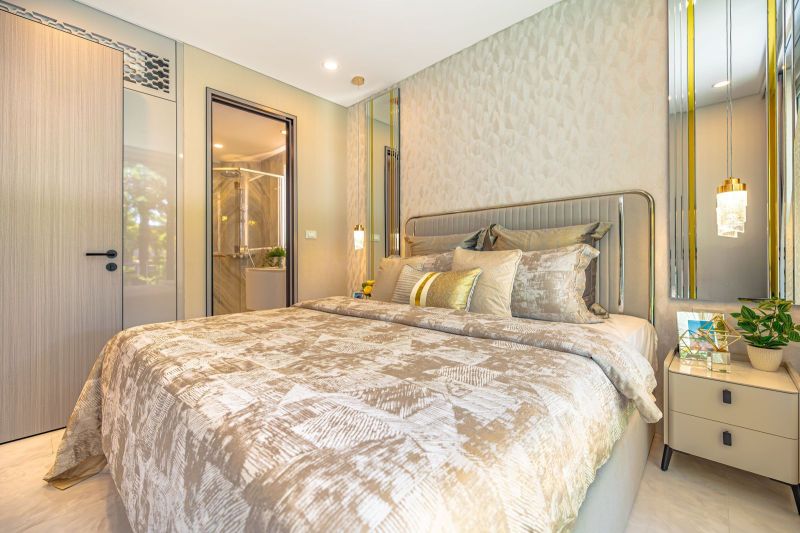 A stylish bedroom in a vacation apartment with an elegant bed and light shades.