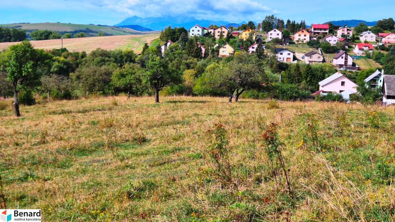 Land - living in Jarabina, surrounded by hills and colorful houses in the countryside.
