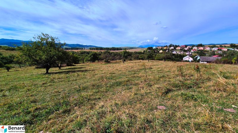 View of plots - housing in Jarabina with visible vegetation and houses on the horizon.