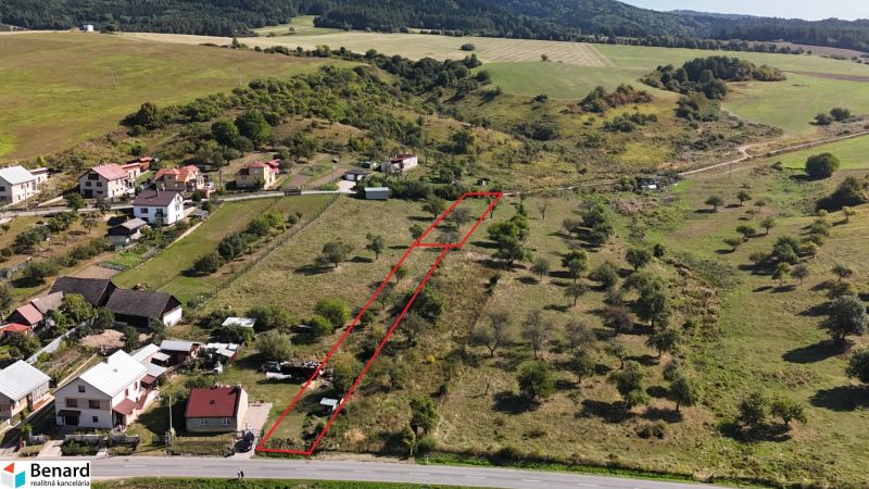 Plots - housing in the village of Jarabina, surrounded by greenery and rural landscape.