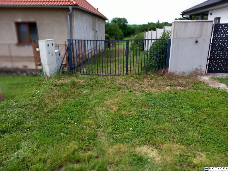 A grassy plot with fencing in Beladice suitable for living.