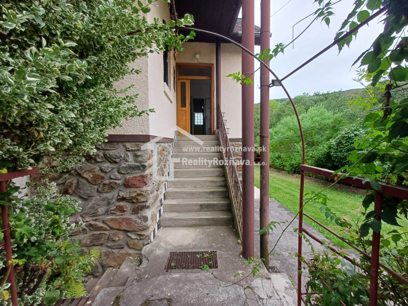 Stone stairs and a garden lead to the entrance of a family house in Drnava.