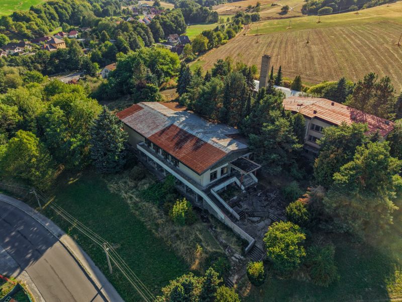 Abandoned building surrounded by greenery in Slatinské Lazy, suitable for development plots.