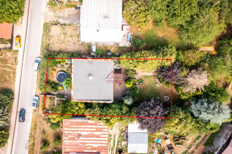 Aerial view of a family house in Sady nad Torysou surrounded by greenery and a driveway.