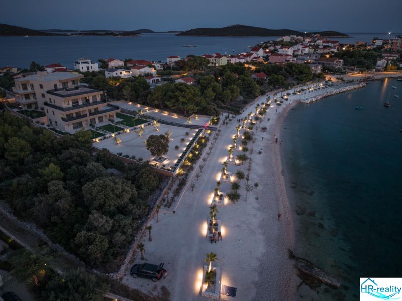 Night view of the beach and holiday apartment in Sevid with lighting and coastline.