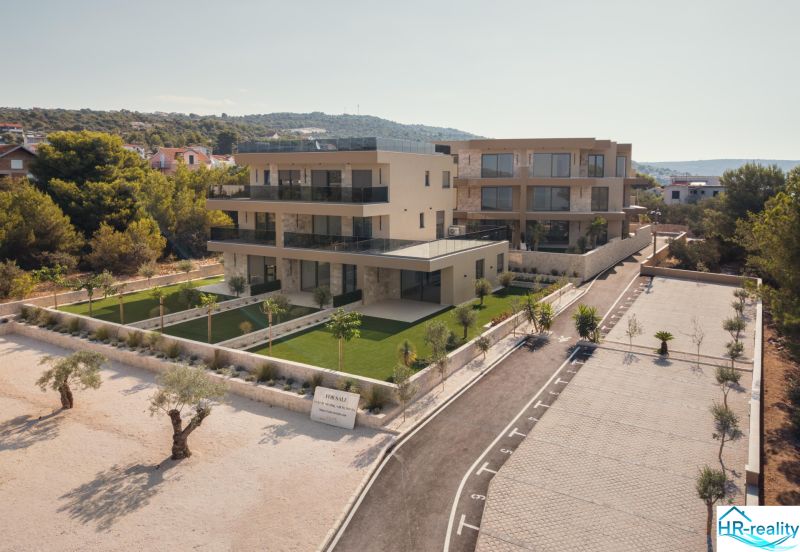Recreational apartment in Sevid with a spacious terrace and landscaped garden.