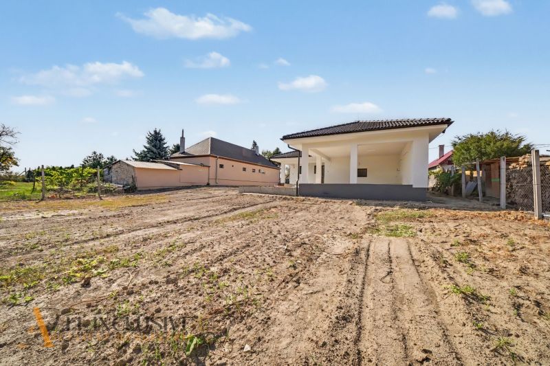 A family house in Tomášikovo with a garden and a covered terrace.