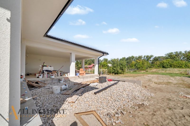 Construction site of a family house in Tomášikovo with a terrace and a view of greenery.