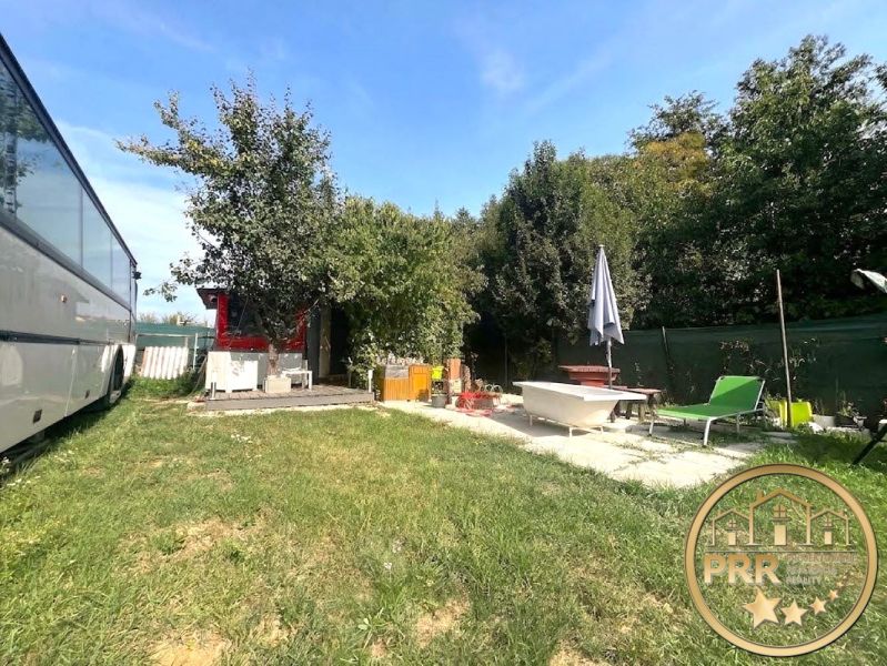 A garden at the cottage in Bánovce nad Bebravou with a lawn and garden furniture.