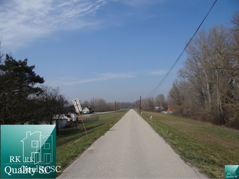 Path in the Old Port Gabčíkovo in the environment of Lands - housing, surrounded by nature.