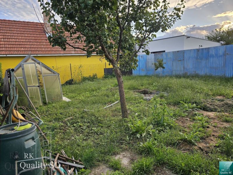 The garden of a family house on Tureňská Street in Tureň with a lawn and a greenhouse.