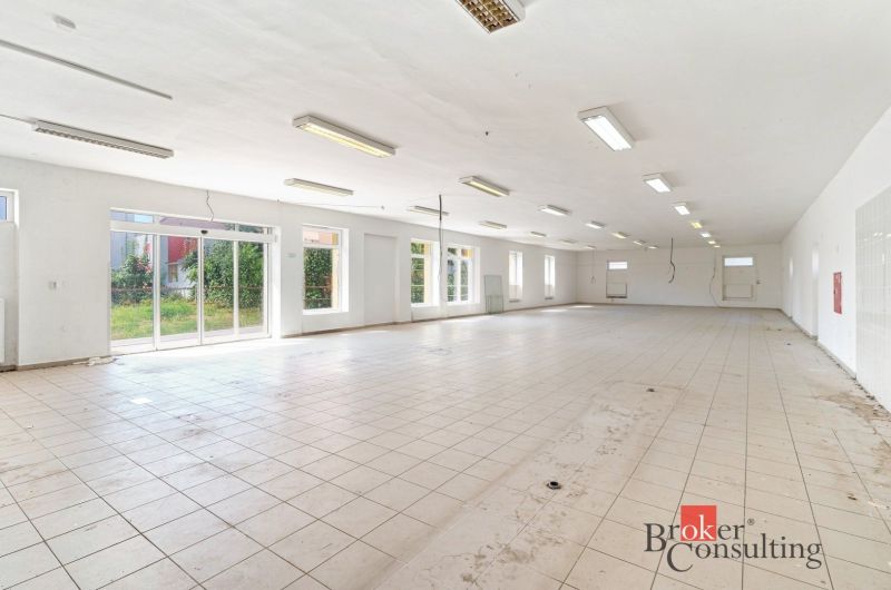Spacious commercial spaces with tiling and large windows for maximum illumination.