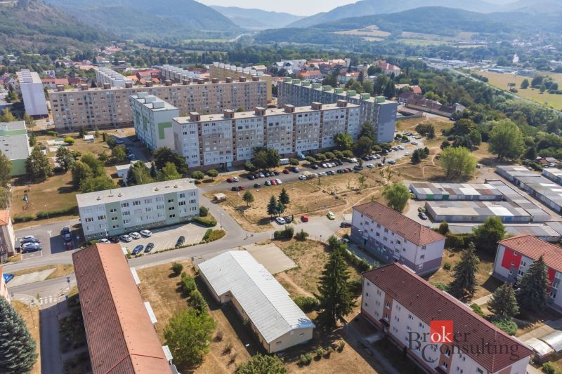 Žiar nad Hronom, Š. Moysesa: Apartment buildings and a housing estate surrounded by greenery and garages.