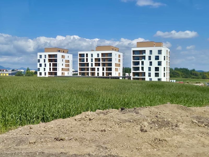 Buildings with flat roofs on Suchoňova Street in Poprad, the surroundings of 4-room apartments.