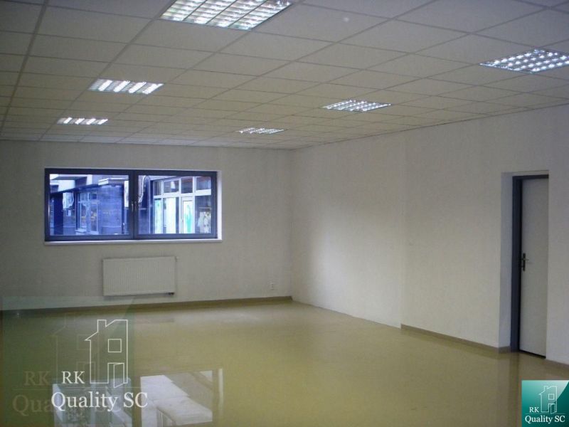 Offices with white walls and a coffered ceiling, floor with wood decor.