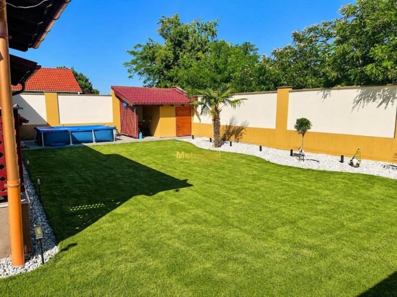 The garden of a family house in Darnózseli with a swimming pool and a carefully maintained lawn.