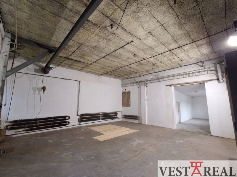 Space in the warehouse on Niklova Street in Sereď with exposed piping and a panel ceiling.