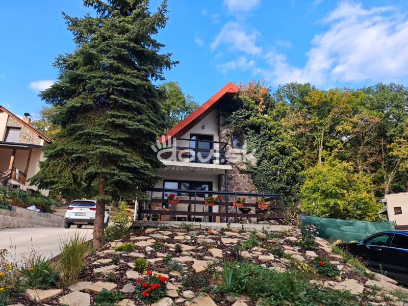 A cottage on Kamenec in Kaluža with stone details and ornamental plants.