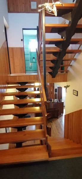 A staircase in a family house with a wooden decor and an open space.