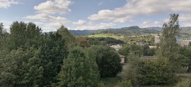 Greenery and hills in Banská Bystrica, on Astrová Street, surround the family houses.