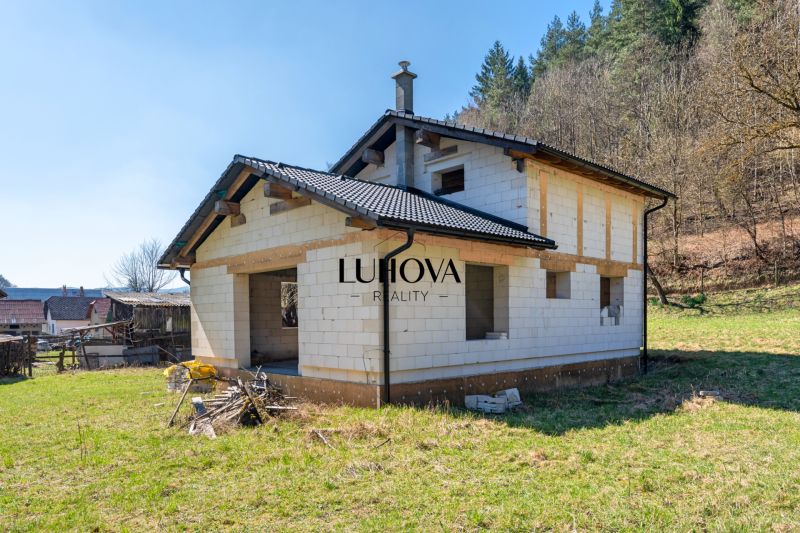 A family house in Lazy pod Makytou, an unfinished building surrounded by nature and greenery.