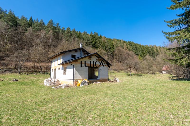 A family house in Lazy pod Makytou surrounded by meadows and forests, natural scenery.