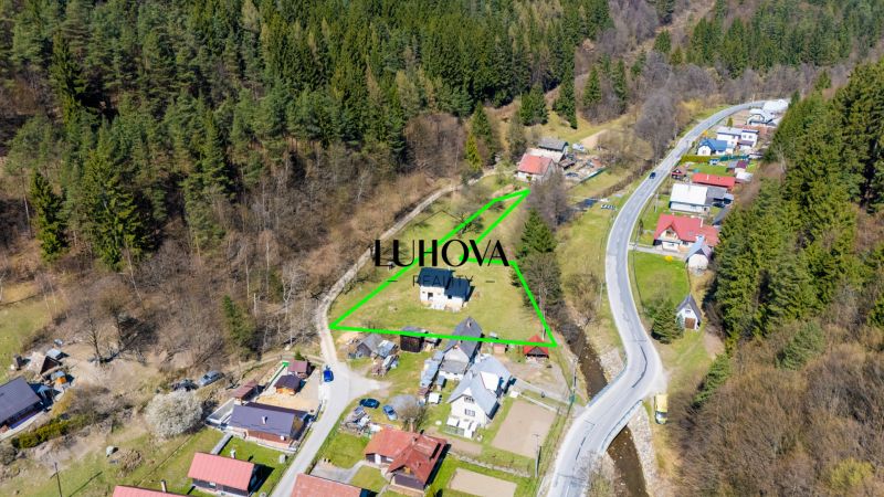 An aerial view of a family house in Lazy pod Makytou, surrounded by forest.