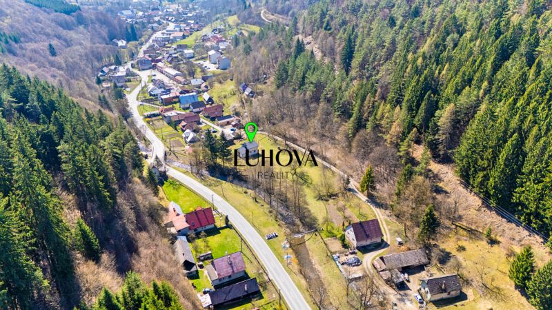 An aerial view of family houses in Lazy pod Makytou surrounded by forests.