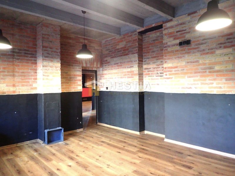 Brick walls and a wooden decor floor in commercial spaces.