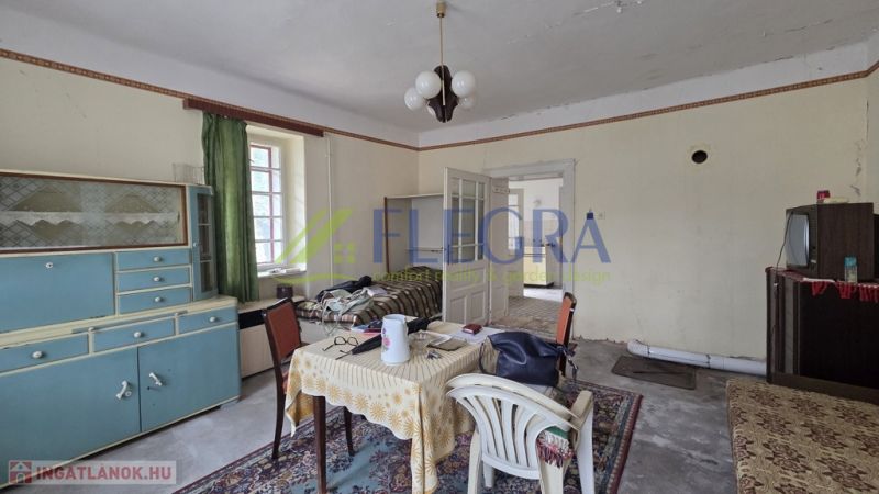 Living room in a family house with older furniture and carpets.