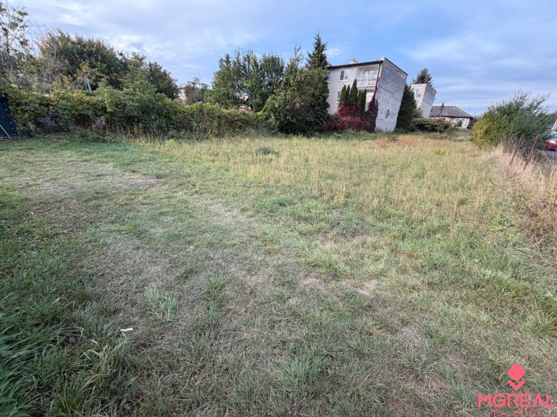 A residential plot on Mlynská Street in Veľké Ripňany, surrounded by greenery.
