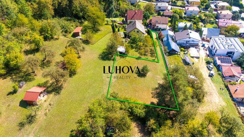 Plots - housing on Sládkovičova Street in Považská Bystrica with family houses and gardens.