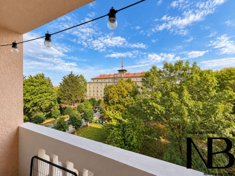 View from the balcony of a 3-room apartment on Pribinové Sady in Nová Dubnica, green trees.