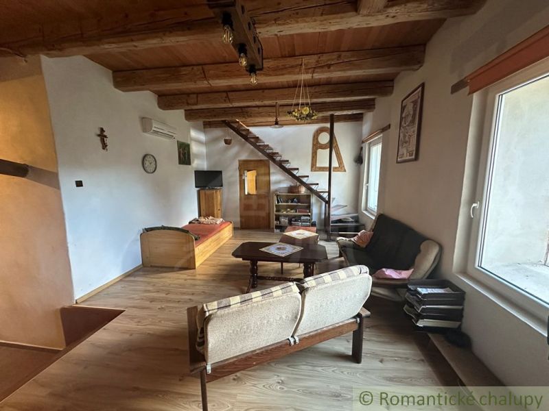 Living space of a family house with wooden beams and a floor with a wooden decor.