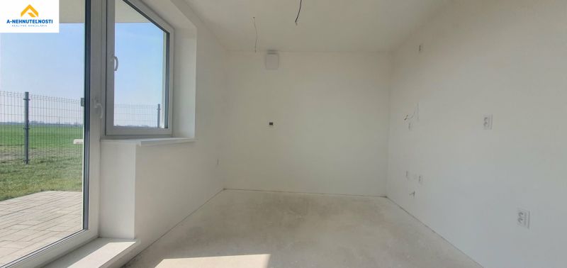A bright room with drawers and a view of the outdoor terrace in a 3-room apartment.