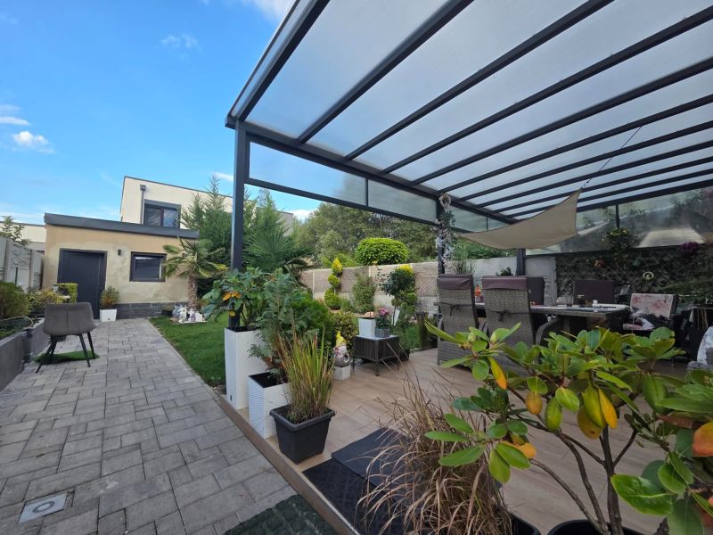Garden with a terrace at a family house on Agátová Street in Kostolište.