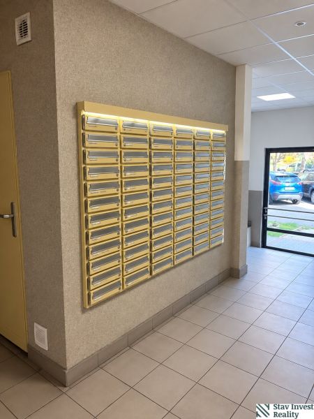Entrance hall with mailboxes in a 3-room apartment, floor with tiles.