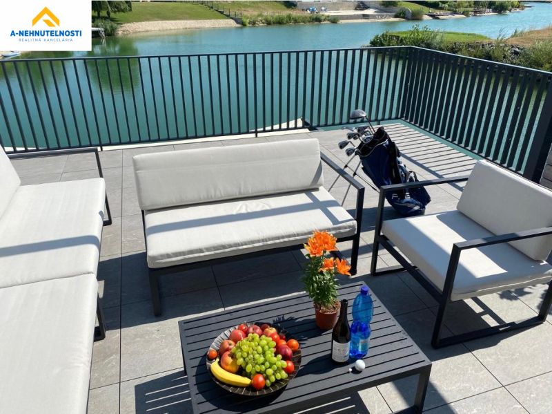 A terrace with a view of the lake in a 2-room apartment on Golfová Street in Hrubá Borša.