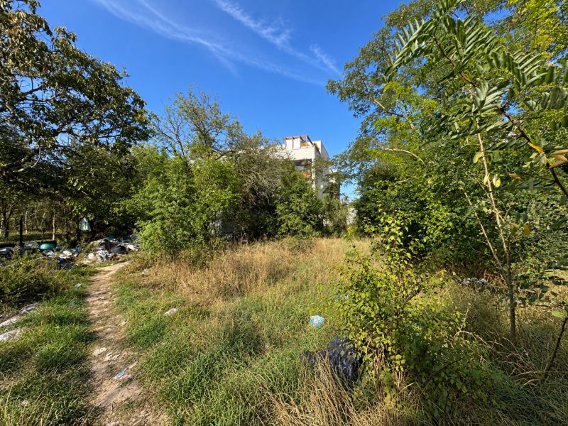 A plot for residential use on Hlavná Street in Dunajská Lužná surrounded by greenery and waste.