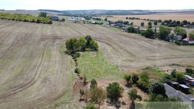 Extensive agricultural fields around the village, suitable for plots - housing.