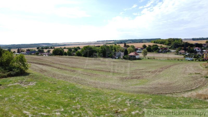 Vast fields and village scenery around Dedinka for Land - living.