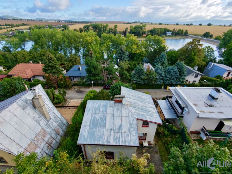 Cottage on Rekreačná Street in Vrbové with a view of the lake and greenery.