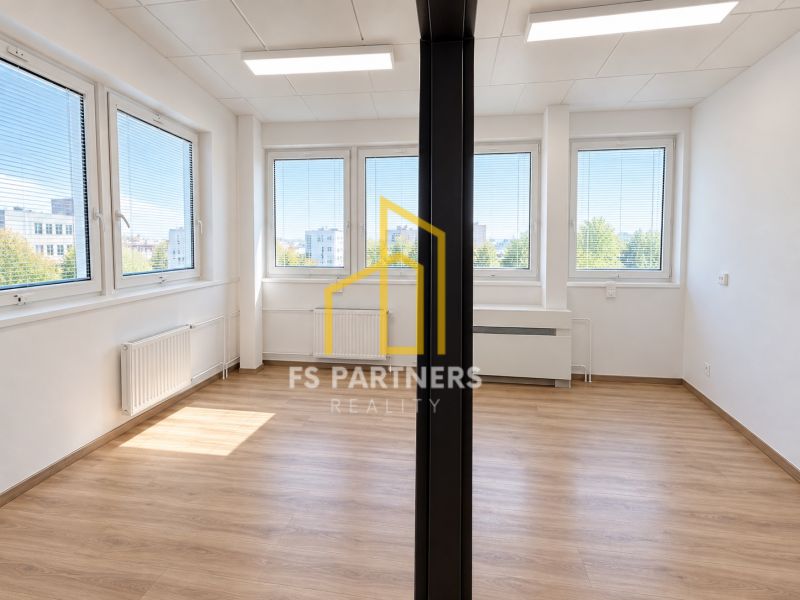 Offices with five windows and a wooden decor floor, FS Partners Reality.