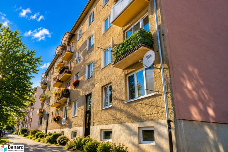 An apartment building on Fučíkova Street in Bardejov offers the opportunity to purchase a 2-room apartment.