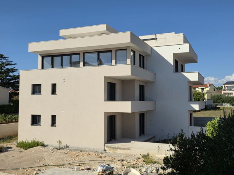 A three-story building with terraces in the town of Sukošan includes a three-room apartment.