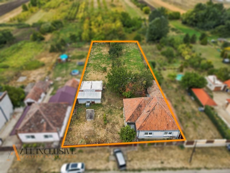 Aerial view of a family house in Bátorove Kosihy with a garden.