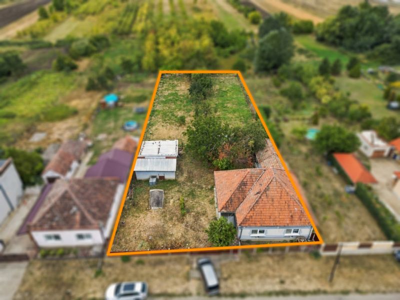 A family house in Bátorove Kosihy with a large garden and surrounding nature.
