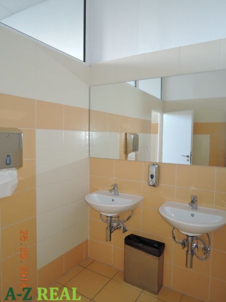 Double sink with soap dispenser in offices.